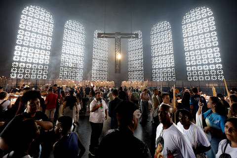 SAO PAULO, SP, BRASIL. - 01.10.;2025 - Pintura representando as Bodas de Canaã com parte dela atingida pela umidade da parede. O Conpresp (Conselho Municipal de Preservação do Patrimônio Histórico, Cultural e Ambiental) autorizou a reforma da Igreja Nossa Senhora da Achiropita na Bela Vista. Na primeira fase será reformada a fachada e o telhado para depois restaurar a parte interna. A comunidade do Bixiga está se unindo para juntar dinheiro e distrilbuiu carnês para as pessoas do bairro. - (foto: Rubens Cavallari/Folhapress,Cotidiano) * * * EXCLUSIVO * * *